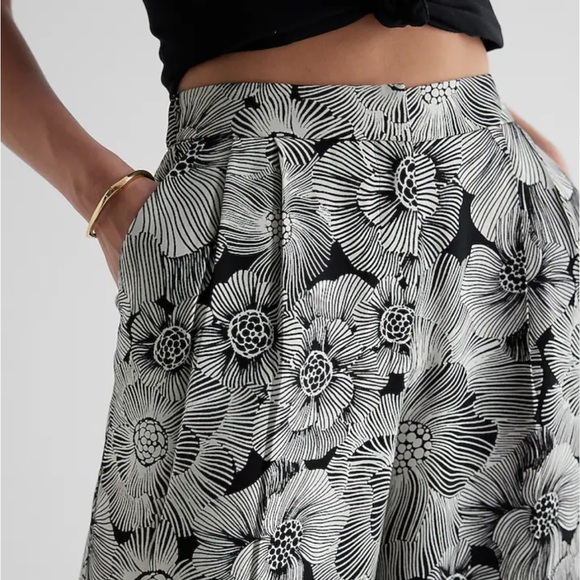 Express Stylist Super High Waisted Satin Pleated Wide Leg Floral Pant 6 Regular - Picture 13 of 15